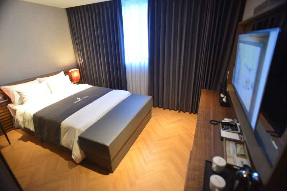 Golden Business Hotel Jinju Exterior photo